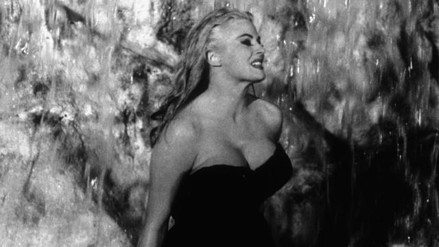 Anita Ekberg dans "La Dolce vita" de Federico Fellini. [Riama Film / Archives du 7eme Art / Photo12]