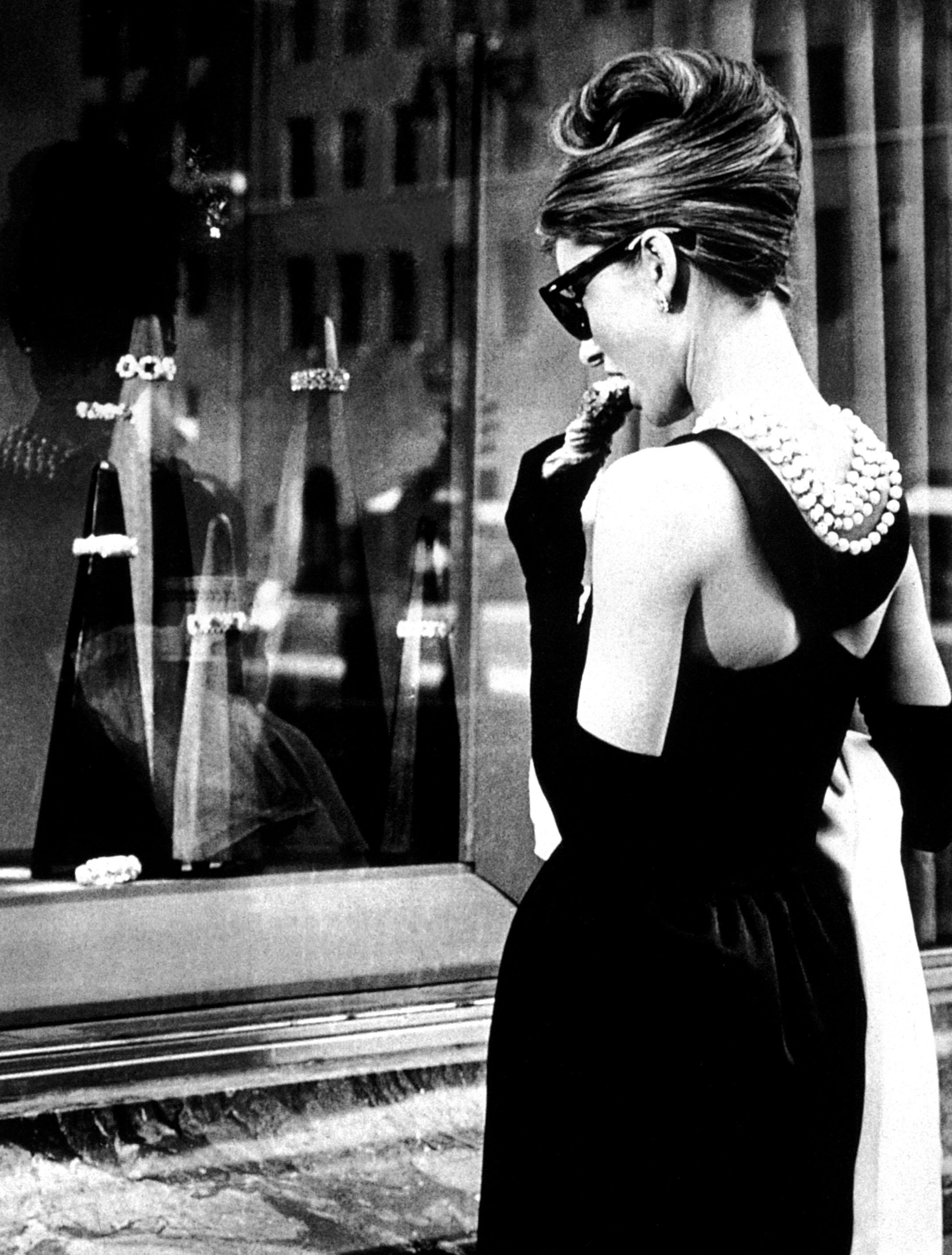 Audrey Hepburn dans le film de Blake Edwards, Breakfast at Tiffany's (1961). [Archives du 7eme Art / Photo12]