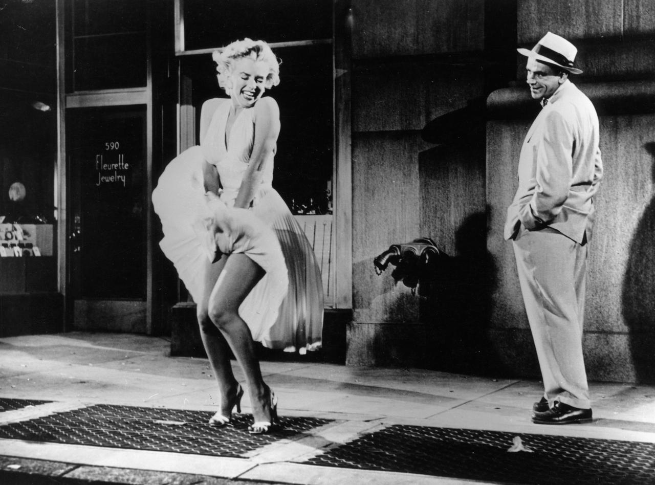 L'image culte de Marilyn Monroe et Tom Ewell dans le film de Billy Wilder "Sept ans de réflexion"(1955). [Archives du 7eme Art / Photo12]