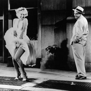 L'image culte de Marilyn Monroe et Tom Ewell dans le film de Billy Wilder "Sept ans de réflexion"(1955). [Archives du 7eme Art / Photo12]