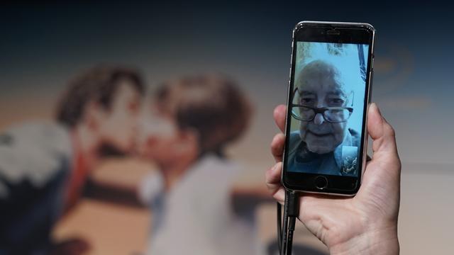 Le réalisateur franco-suisse Jean-Luc Godard lors d'une conférence de presse à Cannes par Face Time. [AFP - Laurent EMMANUEL]