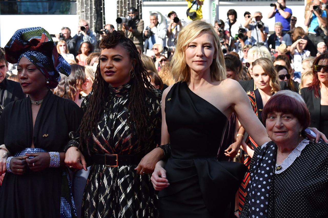 82 femmes montent les marches du Palais du Festival pour demander l'égalité salariale [AFP - ALBERTO PIZZOLI]