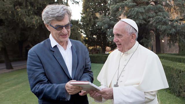 Le pape François avec le réalisateur Wim Wenders. [Copyright 2018 CTV, Célestes, Solares, Neue Road Movies, Decia, PTS ART’s Factory]