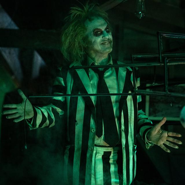 Michael Keaton de retour dans "Beetlejuice Beetlejuice" de Tim Burton . [2024 Warner Bros.]