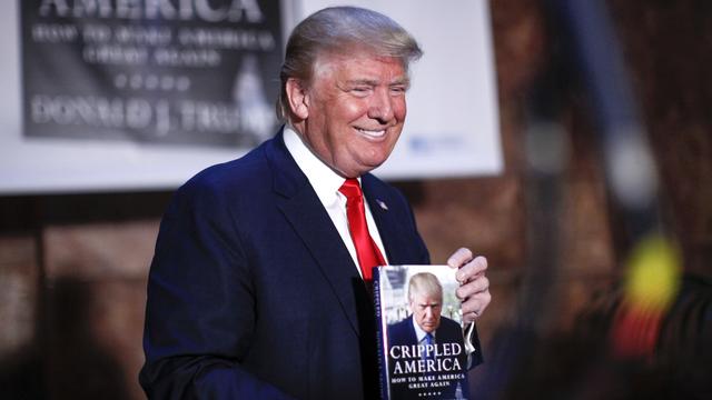 Donald Trump, lors d'une séance de dédicaces pour son livre manifeste "Crippled America - How To Make America Great Again". [AFP - KENA BETANCUR]
