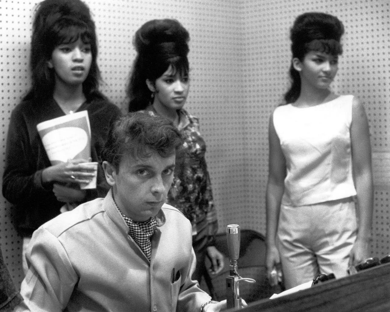 The Ronettes avec Phil Spector en 1960 [DR]