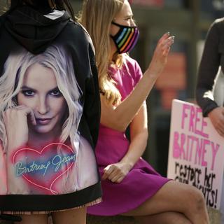 Des fans de Britney Spears réunis devant un tribunal de Los Angeles, où se déroulait une audience concernant la tutelle de la chanteuse. [AP Photo - Chris Pizzello]
