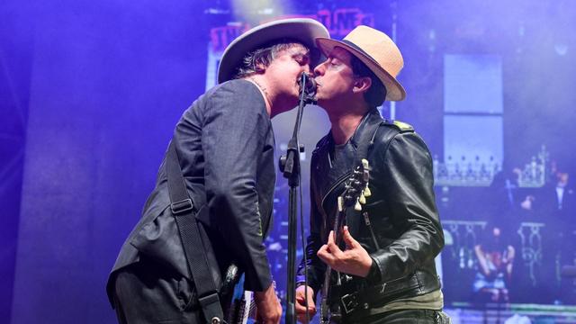 Les chanteurs Pete Doherty et Carl Barât en concert avec The Libertines à Rome, le 1er juillet 2024. [NurPhoto via AFP - DOMENICO CIPPITELLI]