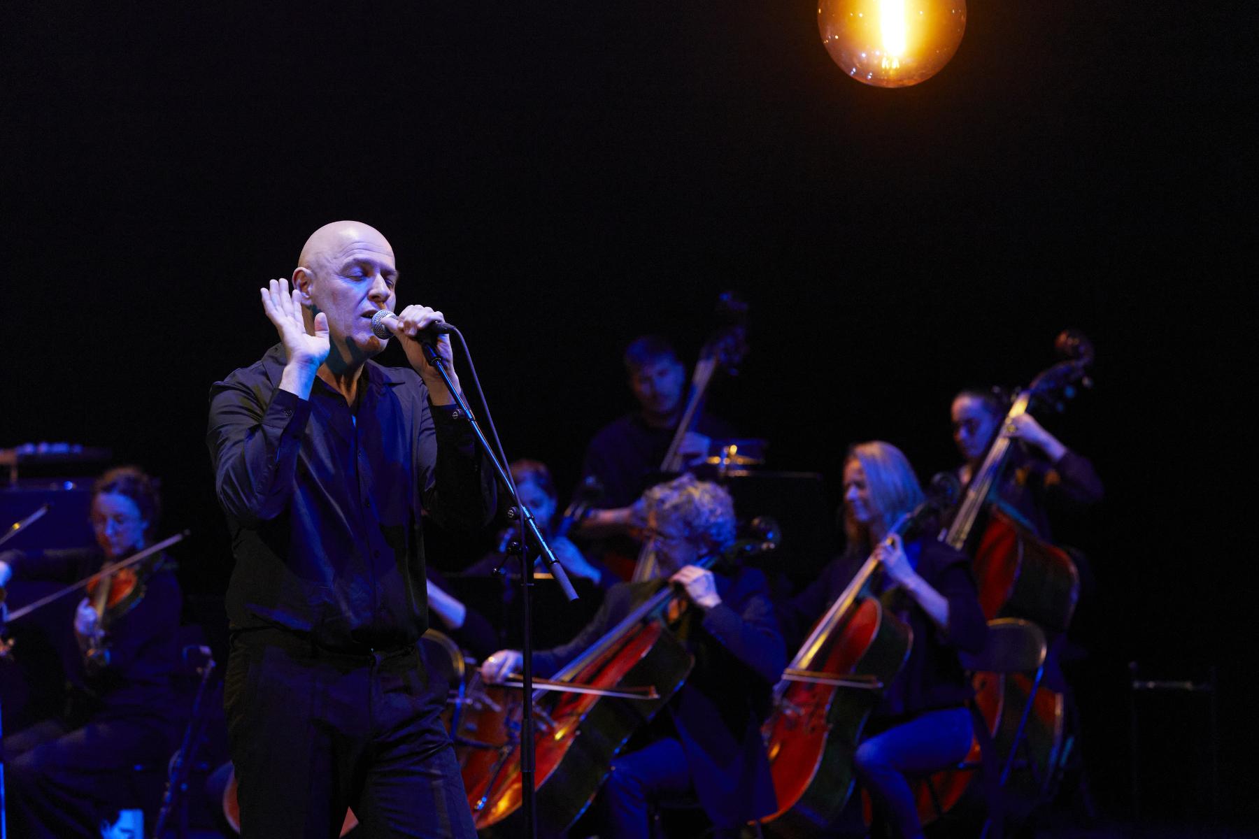 Le chanteur français Dominique A avec l'Orchestre de chambre de Genève (OCG) sur la scène de la Comédie, le 26 mars 2024. [La Comédie Genève - DOUGADOS MAGALI]