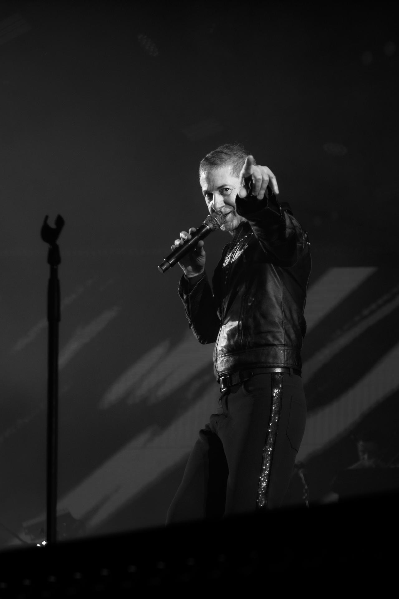 Il cantante Etienne Dahu sul palco principale del festival Festi'Neuch, 14 giugno 2024. [Festi'Neuch 2024 - Tony de Francesco]