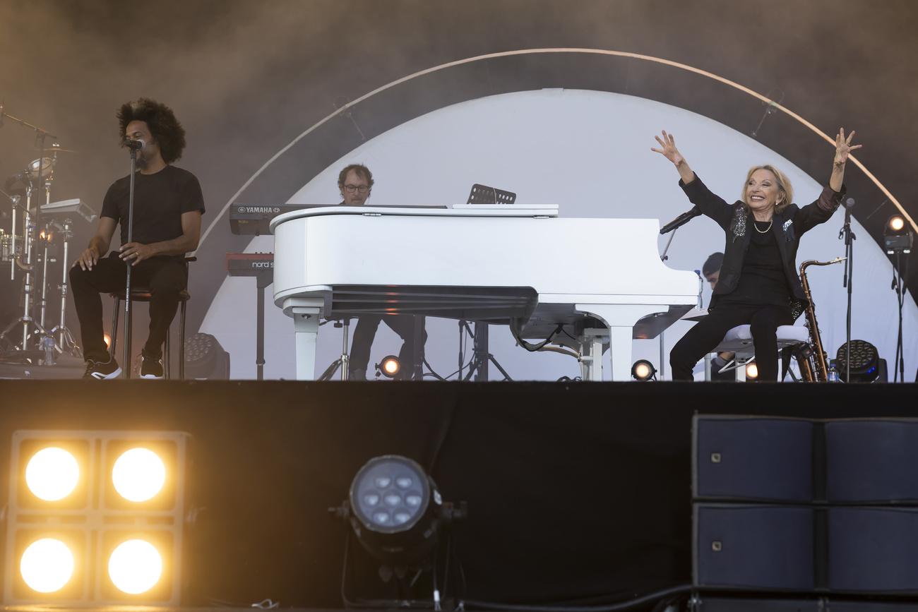 La chanteuse française Véronique Sanson sur la scène Véga du Paléo Festival de Nyon, le 26 juillet 2024. [KEYSTONE - SALVATORE DI NOLFI]