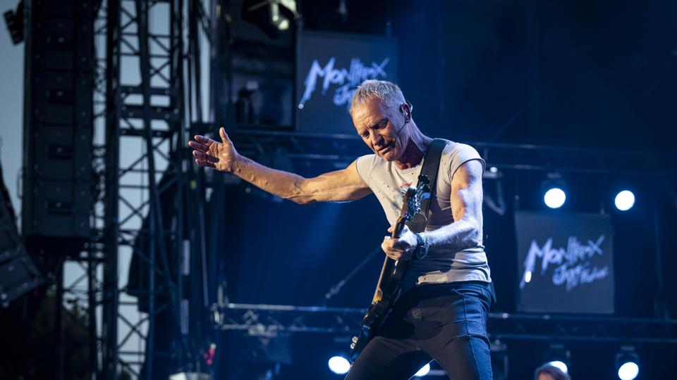 Le bassiste-chanteur anglais Sting sur la Scène du lac du Montreux Jazz Festival, le 17 juillet 2024. [FFJM 2024 - EMILIEN ITIM]