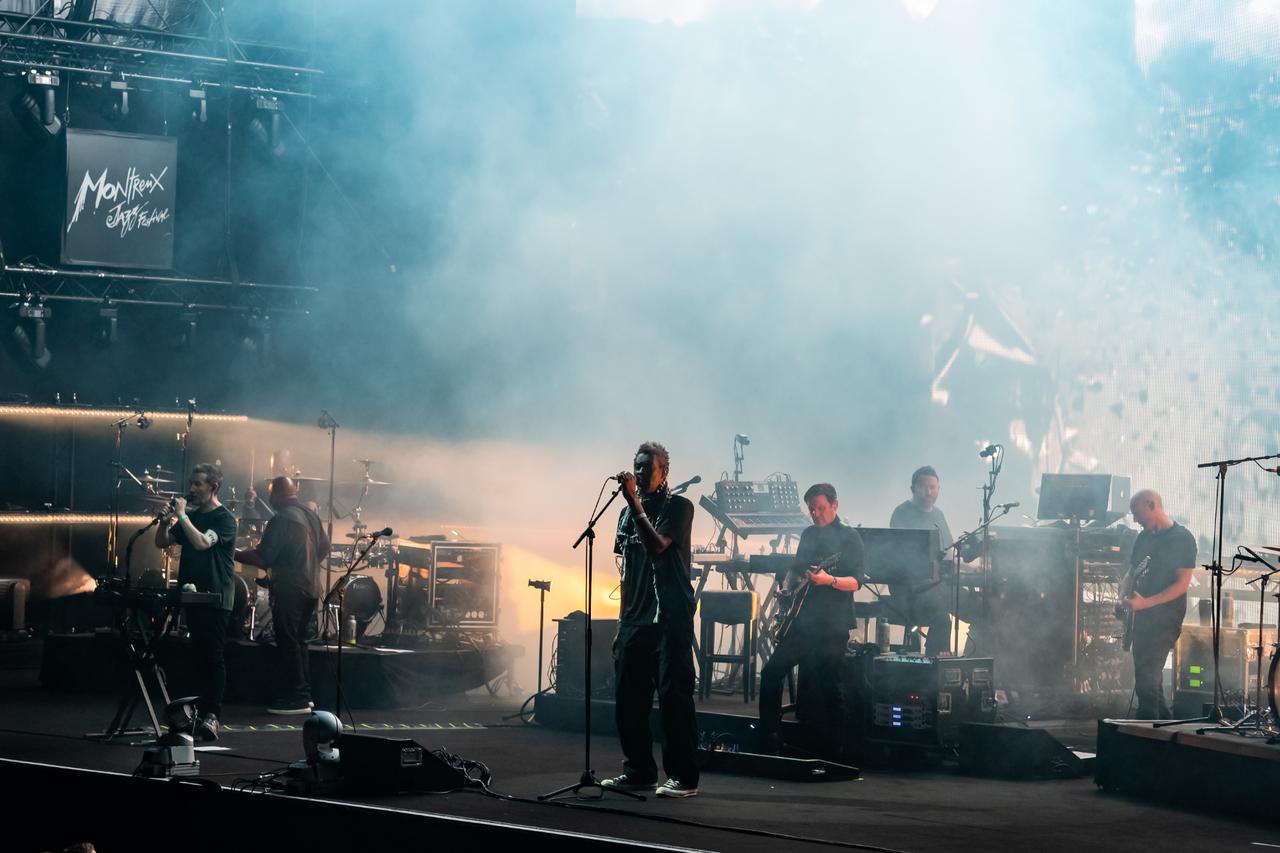 Le collectif anglais Massive Attack sur la Scène du lac du Montreux Jazz Festival, le 15 juillet 2024. [FFJM 2024 - Lionel Flusin]