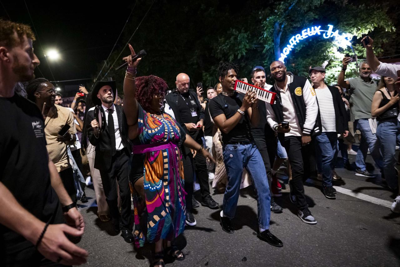 Le chanteur et musicien américain Jon Batiste après son concert sur la Scène du lac du Montreux Jazz Festival, le 5 juillet 2024. [FFJM 2024 - EMILIEN ITIM]