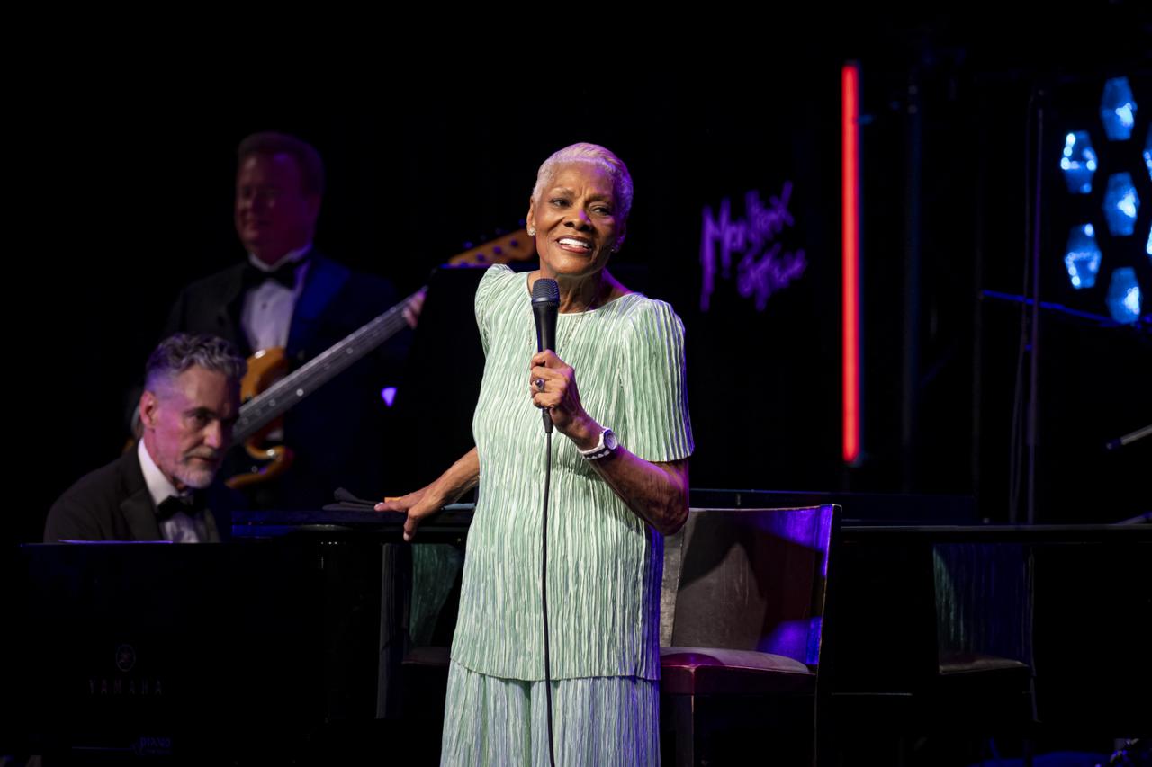 La chanteuse américaine Dionne Warwick sur la scène du Casino du Montreux Jazz Festival, le 9 juillet 2024. [FFJM 2024 - EMILIEN ITIM]