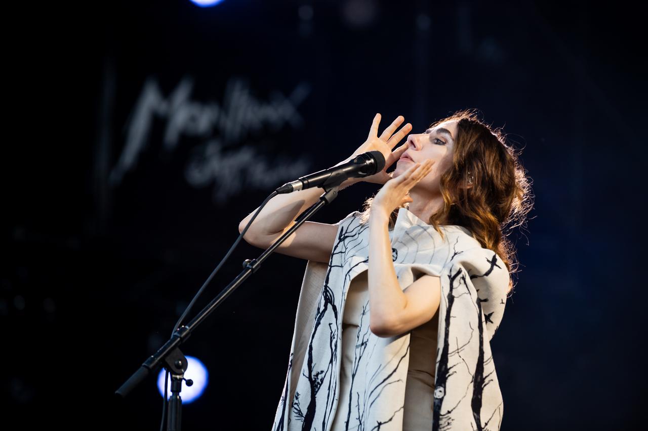 La chanteuse anglaise PJ Harvey sur la Scène du lac du Montreux Jazz Festival, le 9 juillet 2024. [FFJM 2024 - Lionel Flusin]