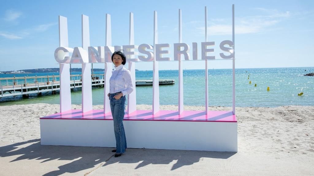 Fleur Pellerin, présidente de Canneseries, sur la plage du Majestic à Cannes, le 6 avril 2024. [Hans Lucas via AFP - ROLAND MACRI]
