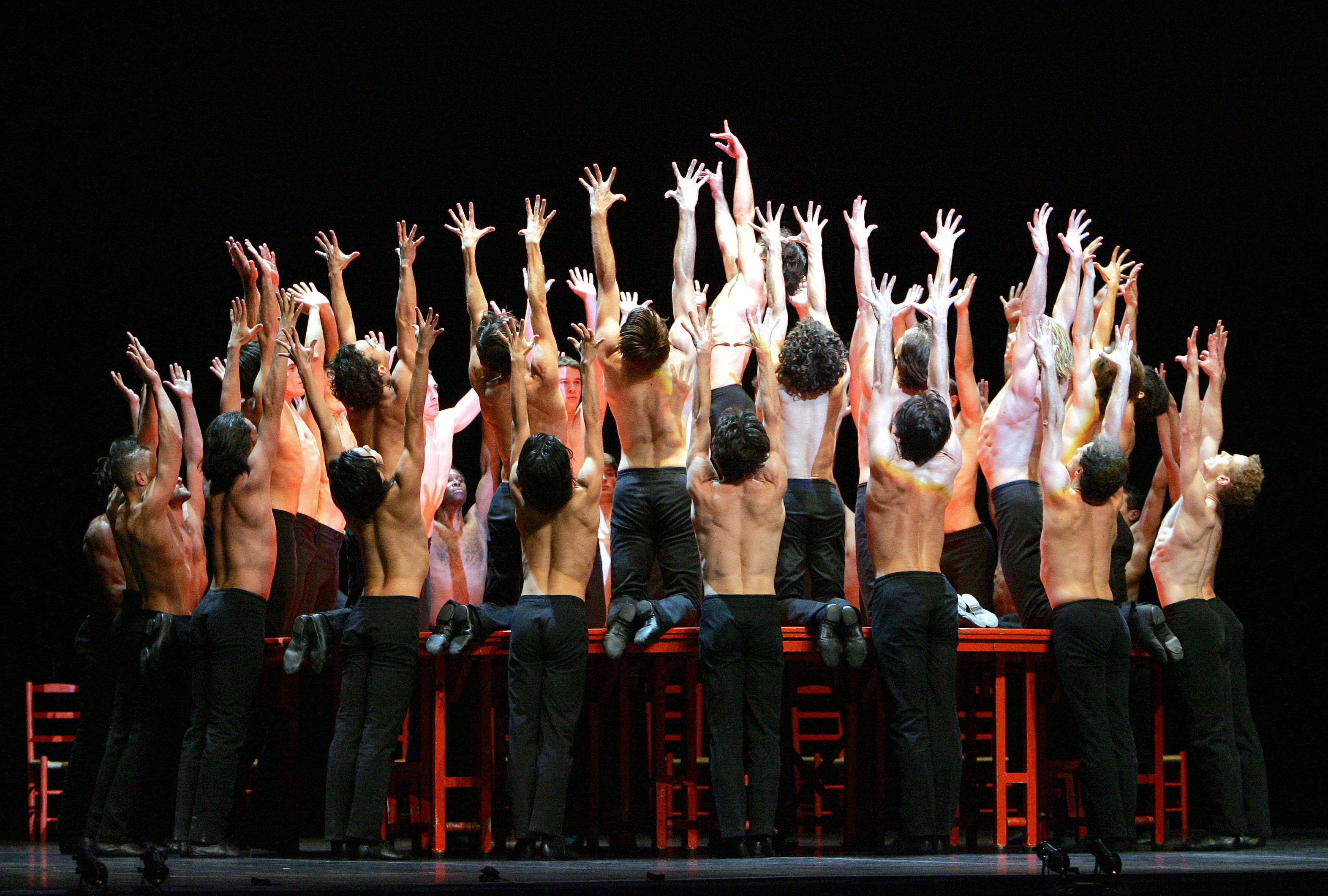 Les danseurs du "Béjart Ballet Lausanne" interprétent le "Boléro" de Maurice Ravel sur la scéne du Zénith à Lille pour les 50 ans de sa compagnie (2004). [AFP - Philippe Huguen]