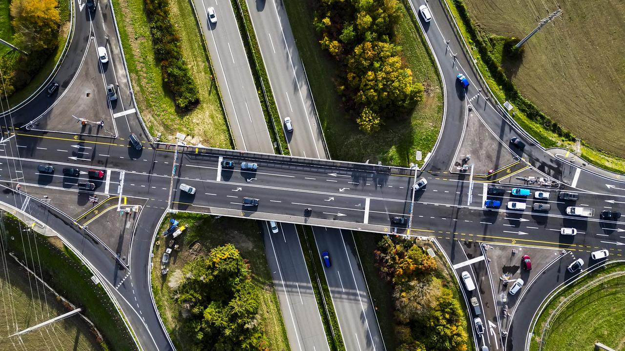 Une vue aérienne de la jonction de l'autoroute A1 à la hauteur de Nyon, prise le 15 octobre 2024. [KEYSTONE - NOEMI CINELLI]