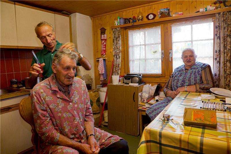 Un cliché de la cuisine: le père de Verner Soler coupe les cheveux de son oncle. [Verner Soler]