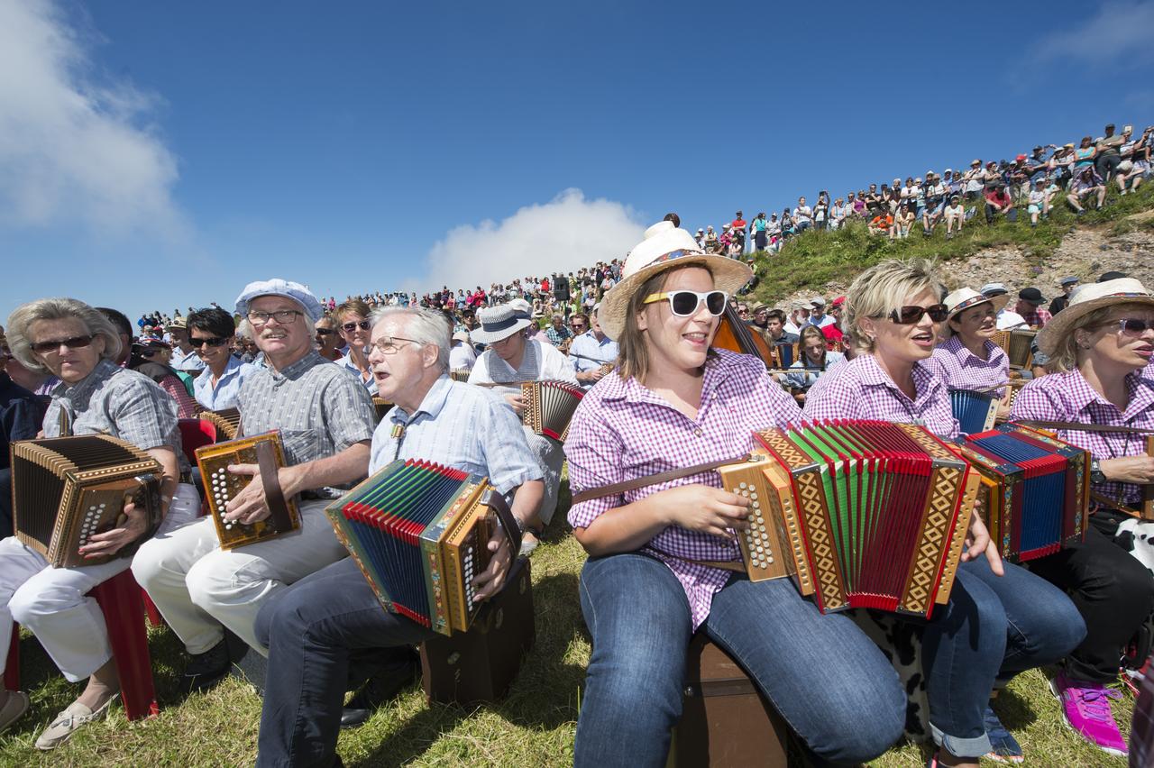 Le Schwyzerörgeli, l’accordéon schwyzois, est l’instrument quasi incontournable de tout groupe folklorique suisse. [KEYSTONE - URS FLUEELER]