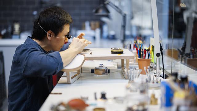 Masaki Kanazawa à son poste de travail de restaurateur de montres au Musée international d’horlogerie (MIH) de La Chaux-de-Fonds. [KEYSTONE - VALENTIN FLAURAUD]