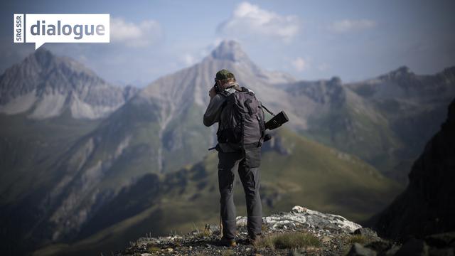 Un chasseur photographié le jour de l'ouverture de la chasse haute dans les Grisons le 2 septembre 2024. [KEYSTONE - GIAN EHRENZELLER]