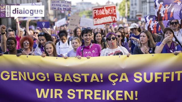 Die Spitze der grossen Demonstration zum Frauenstreik mit Vania Alleva, Praesidentin der Gewerkschaft Unia, Mitte, bewegt sich in Richtung Bundesplatz, am Mittwoch, 14. Juni 2023 in Bern. Der 14. Juni ist traditionell der Tag des feministischen Streiks, an dem unter anderem Lohngleichheit, Elternzeit und straffreier Schwangerschaftsabbruch gefordert wird. (KEYSTONE/Alessandro della Valle) [Keystone - Alessandro della Valle]