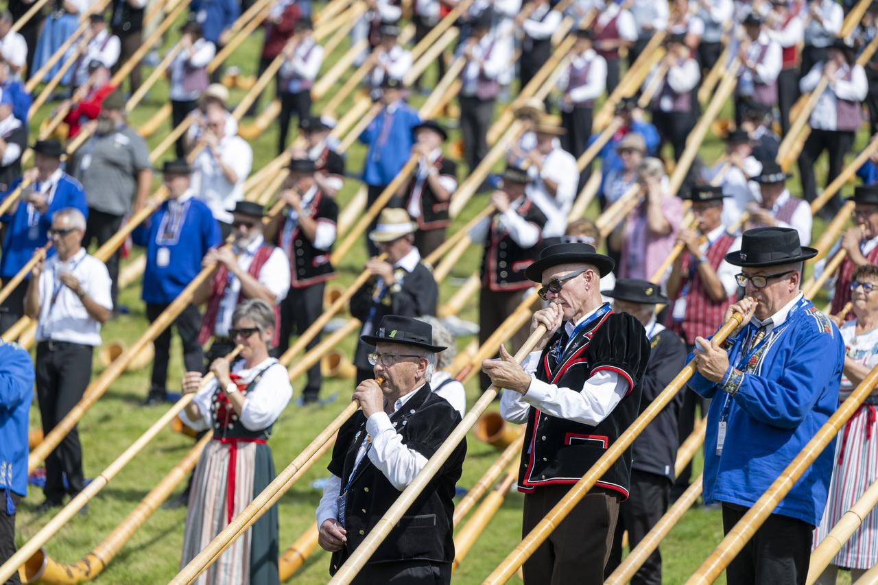 Le 31 août 2024, pas moins de 1006 joueurs et joueuses de cor des Alpes - un record du monde - sont réunis sur la prairie de Klewenalp, dans le canton de Nidwald, pour jouer de leur instrument préféré. [KEYSTONE - URS FLUEELER]