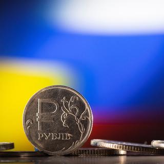 Une pièce de la monnaie russe, le rouble. [Reuters - Dado Ruvic]