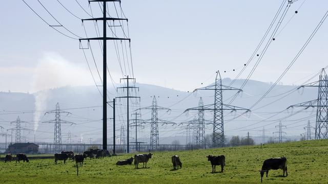 Quelles solutions pour aider les ménages modestes ou les PME fragilisés par la hausse des prix de l'électricité? [Keystone]