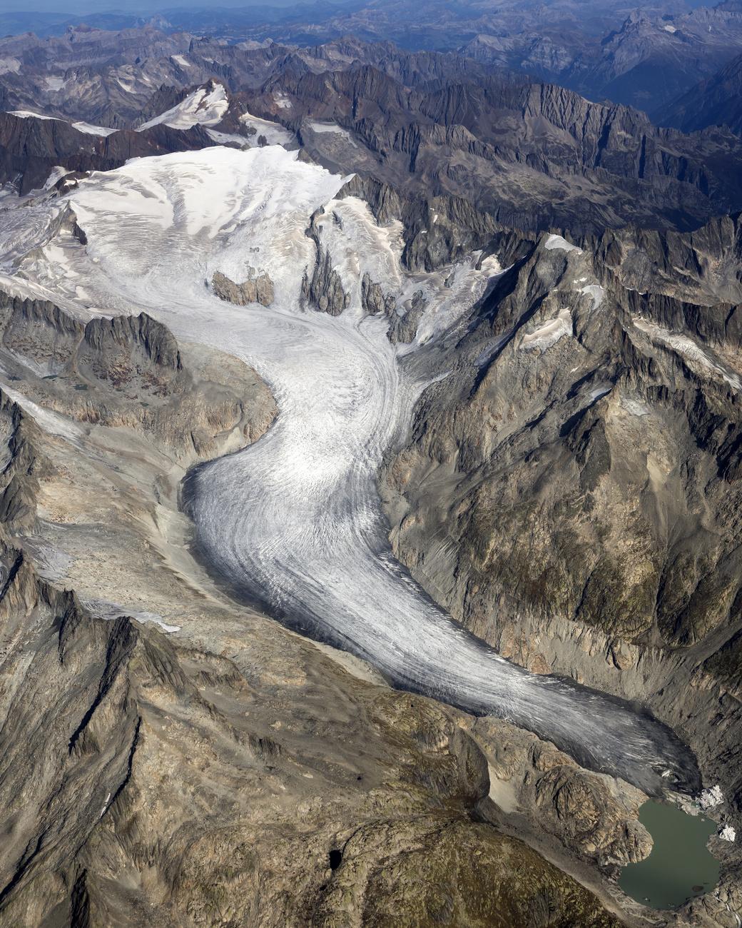 Le glacier du Rhône, vu d'avion, le vendredi 6 octobre 2023. [Keystone - Peter Klaunzer]