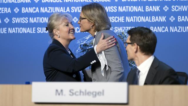 Barbara Janom Steiner, présidente du Conseil de banque de la Banque nationale suisse (BNS), à gauche, remet un bouquet de fleurs à Andrea Maechler, membre de la Direction générale de la Banque nationale suisse (BNS), lors de la 115e Assemblée générale ordinaire de la BNS, le 28 avril 2023. [Keystone - Anthony Anex]