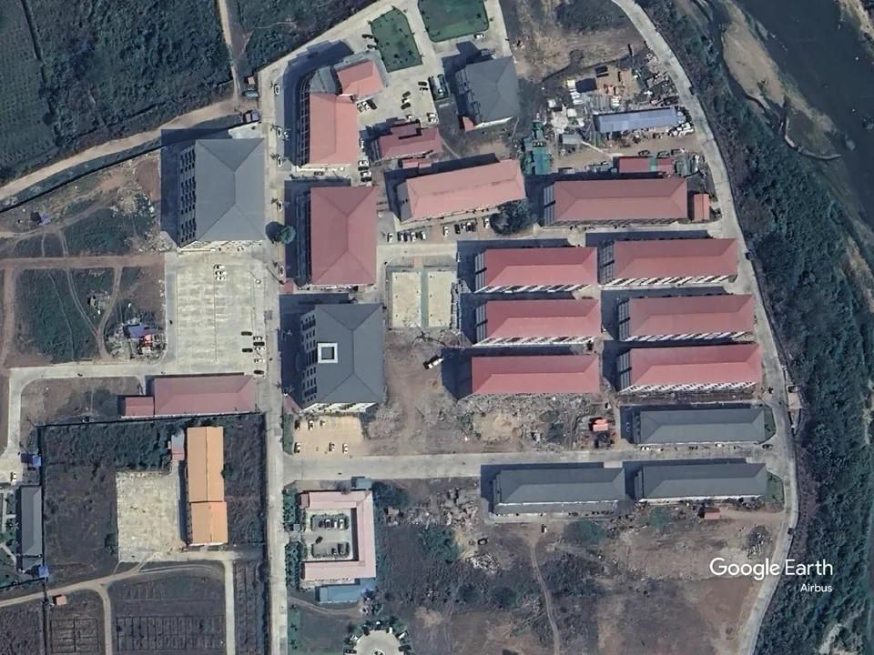 Célèbre pour ses escroqueries en ligne et ses travaux forcés, le KK-Park est situé au Myanmar, à la frontière avec la Thaïlande. Le centre comprend plusieurs complexes de bâtiments. [Google Earth]