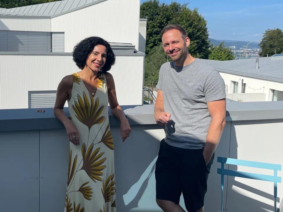 Raquel Amigo et Fabrice Würsten habitent tous deux dans un "tiny home" à Zollikerberg (ZH). Pour eux, le loyer de près de 2500 francs par mois est raisonnable. [SRF - DOMINIK STEINER]