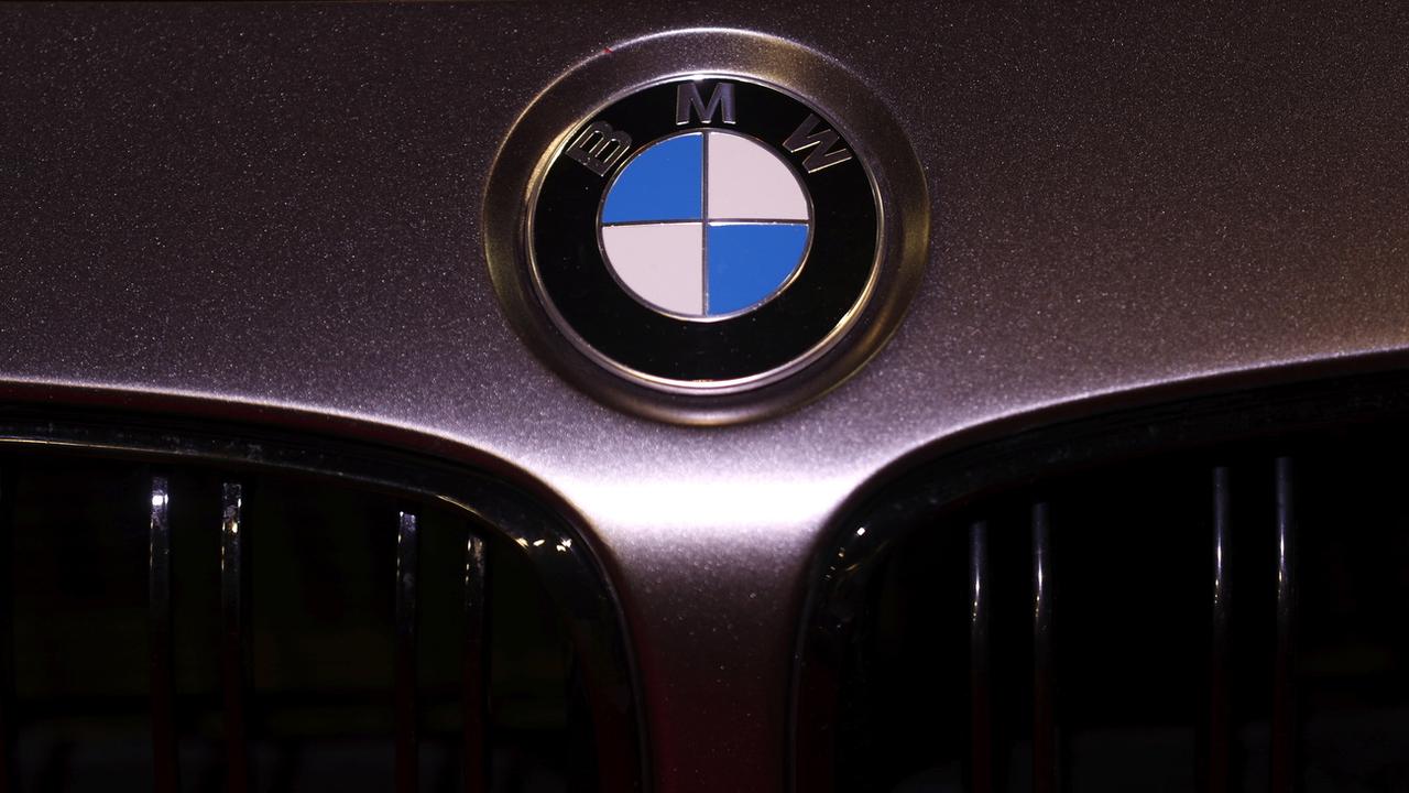 Le logo BMW est affiché sur un véhicule M4 lors du salon international de l'automobile 2023 à Riga, en Lettonie, le 28 avril 2022. [KEYSTONE - TOMS KALNINS]