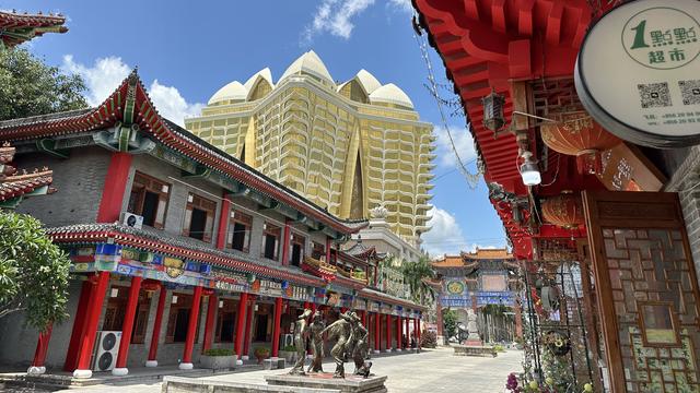 Au Laos, une entreprise chinoise a loué la zone économique spéciale du "Triangle d'or" pour 99 ans. Cette zone piétonne est décorée de lanternes rouges, les magasins et les restaurants portent des inscriptions en caractères chinois. [SRF - MARTIN ALDROVANDI]