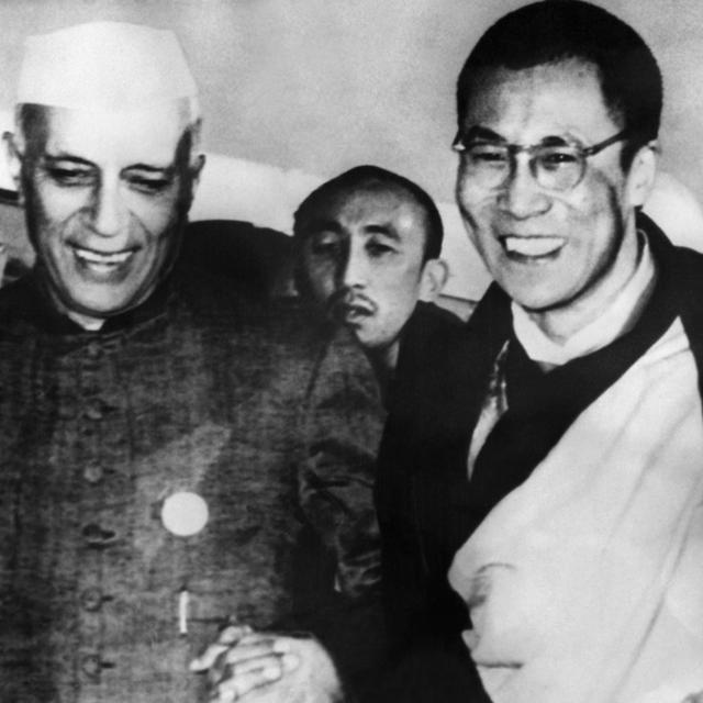 Avril 1959 - trouvant refuge en Inde, le dalaï lama est reçu par le Premier ministre Nehru. [Keystone]
