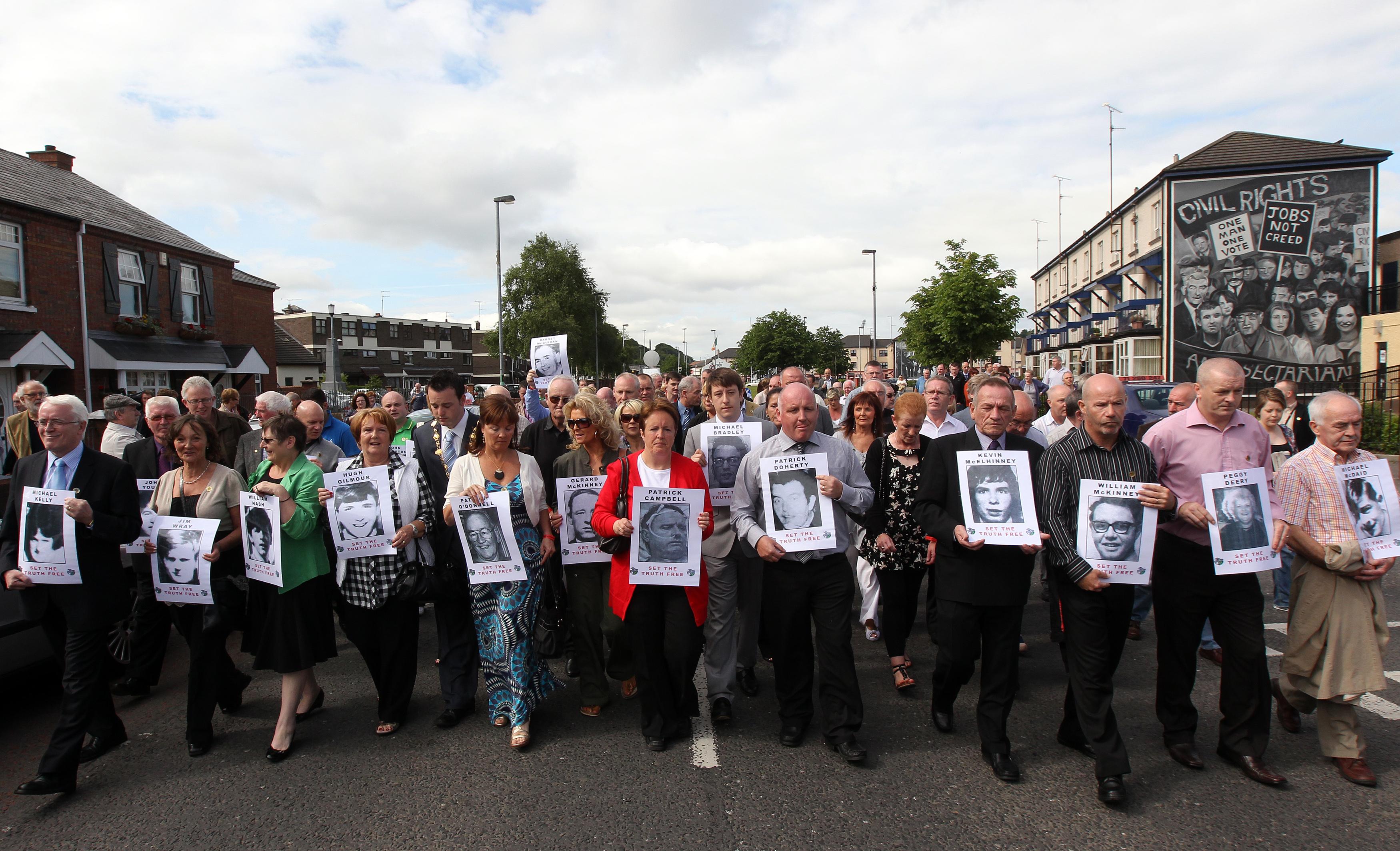 Les proches des victimes du Bloody Sunday lors d'un défilé commémoratif à Londonderry en juin 2010. [reuters - � Cathal McNaughton / Reuters]