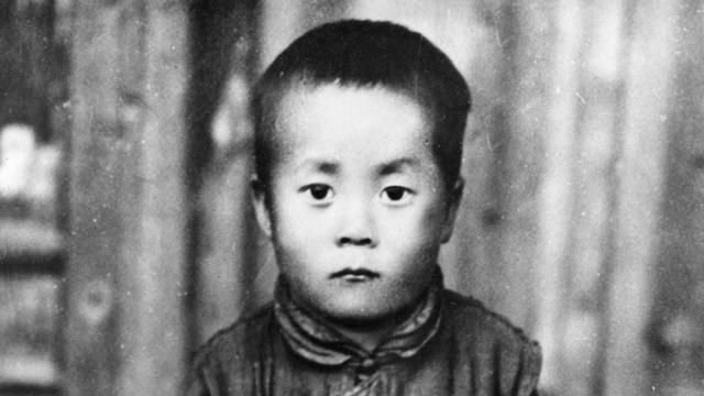 Une photo non datée du futur dalaï lama, né le 6 juillet 1935. Il s'appelle alors Lhamo Dhondrub et sera renommé Tenzin Gyatso lors de son intronisation à Lhassa à l'âge de 4 ans. [Keystone]