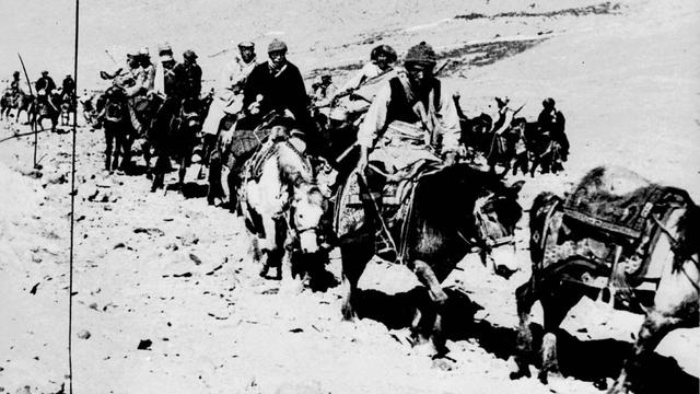 21 mars 1959 - le dalaï lama (monté sur le cheval blanc) au quatrième jour de sa fuite du Tibet. Parti le 17 mars, il arrivera en Inde le 31 mars. [Keystone]