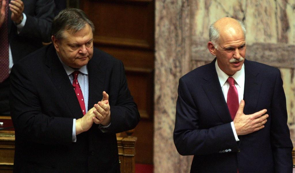 Le ministre des Finances Evangélos Vénizélos et le Premier ministre Georges Papandréou peuvent respirer. [EPA/KATERINA MAVRONA]