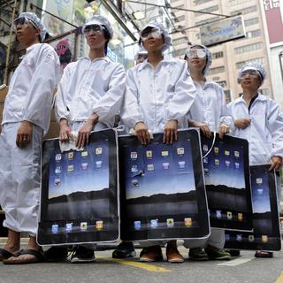 Des travailleurs de Foxconn protestaient contre leur employeur taïwanais, qui fabrique des produits pour la marque américaine Apple en Chine, le 7 mai 2011. [AFP - ANTONY DICKSON]