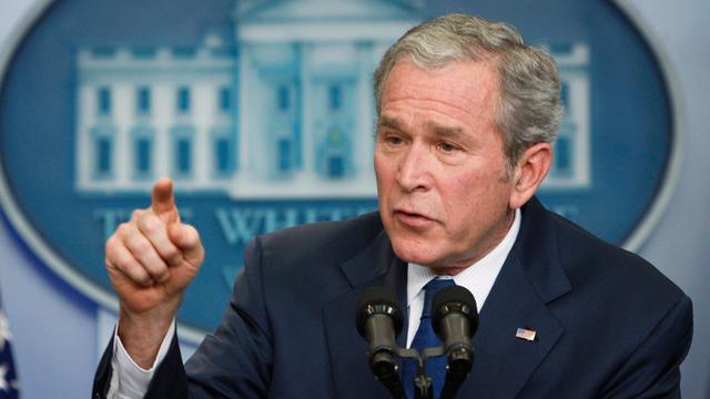 George Bush, 2001 à 2009: embourbé dans les guerre d'Afghanistan et d'Irak, le président qui avait du faire face aux attentats du 11 septembre après sa première élection termine son second mandat avec une image fortement ternie. Il est régulièrement considéré comme l'un des moins bons présidents de l'histoire.