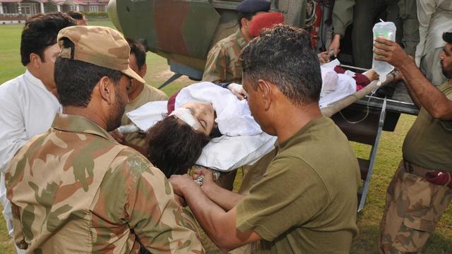 Malala Yousufzai a été héliportée à l'hôpital militaire de Peshawar, au Pakistan.