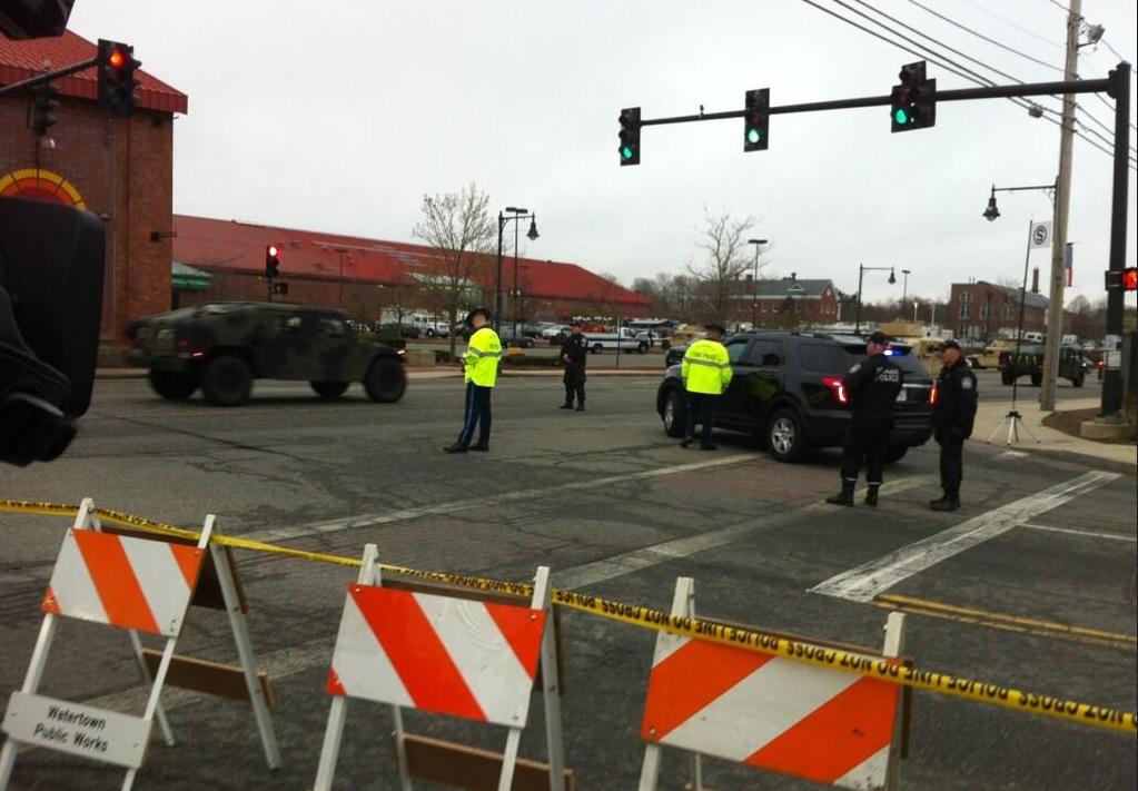 Une vingtaine de véhicules militaires arrivent à Watertown, indique Emily Riemer de WCVB sur Twitter.