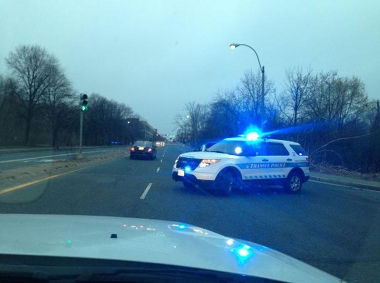 Photographie des barricades à l'entrée de Watertown twittée par un journaliste de WCVB.