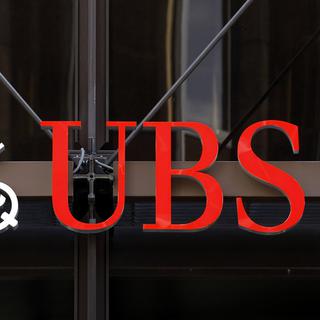 Le logo d'UBS sur la façade des bureaux londoniens de la banque dans la City. [AP/dapd - Sang Tan]