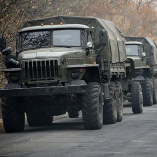 L'OSCE a notamment décompté 19 camions militaires sans plaques d'immatriculation, transportant des canons de 122 mm et du personnel en uniforme sans insigne. [AP]