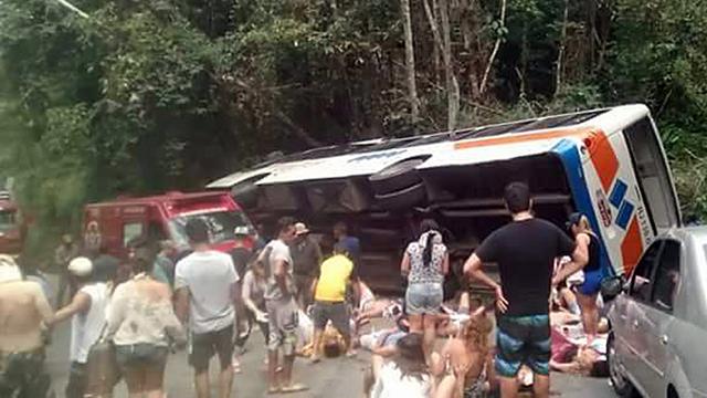 Sur les lieux de l'accident, qui aurait été provoqué par une défaillance des freins du bus. [CARLOS VALIM / FOLHA DO LITORAL NORTE / AFP]